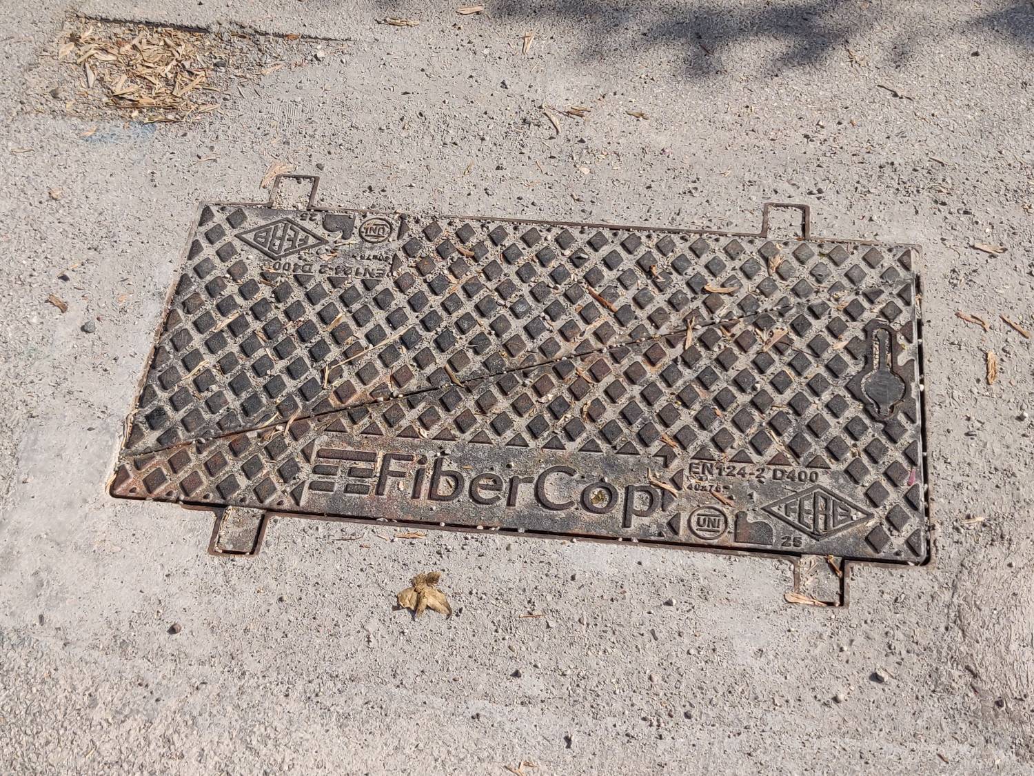 Chiusino di un pozzetto, con la scritta FiberCop e relativo logo