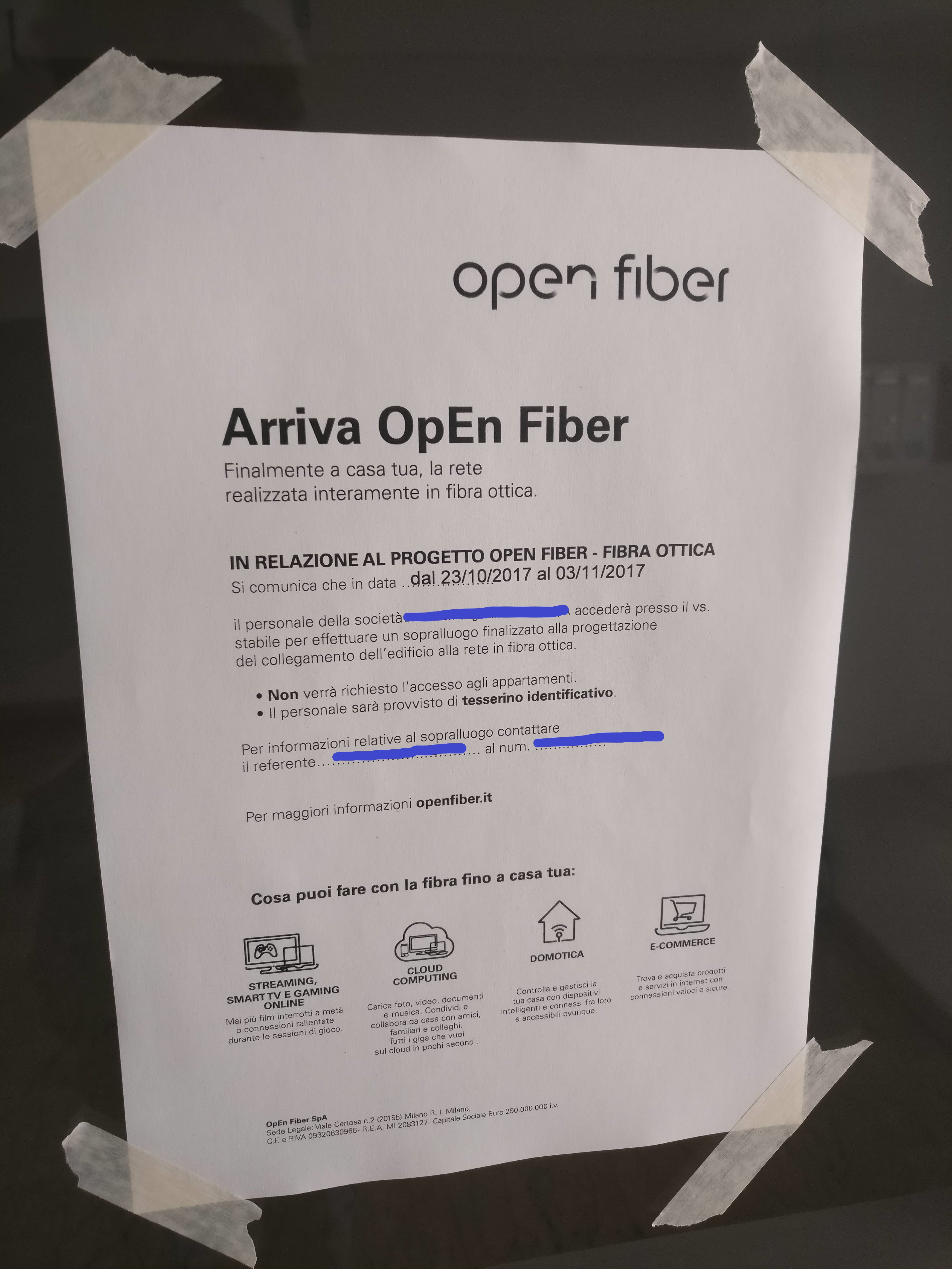 Foglio di carta appeso con il logo Open Fiber, che dice "Arriva OpEn Fiber"