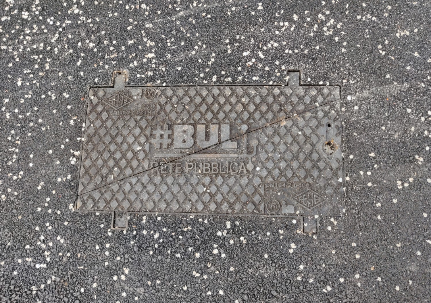 Chiusino di un pozzetto, con la scritta BUL rete pubblica