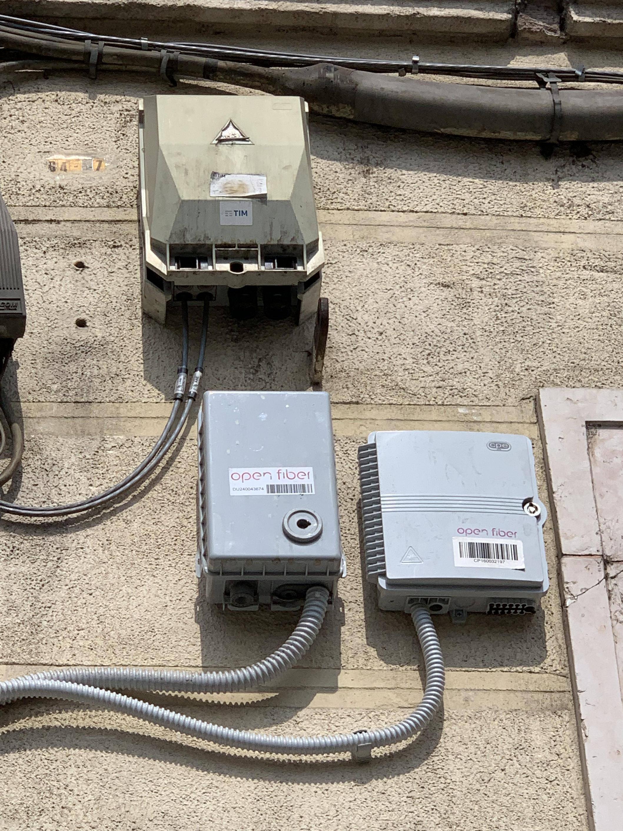 Tre scatole di ROE/PTE attaccate al muro di una casa