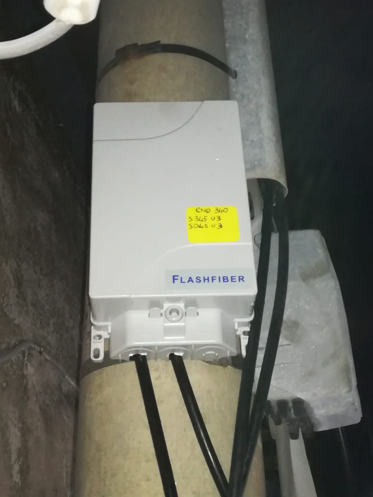 Scatola di un CNO legata a un palo della rete TIM