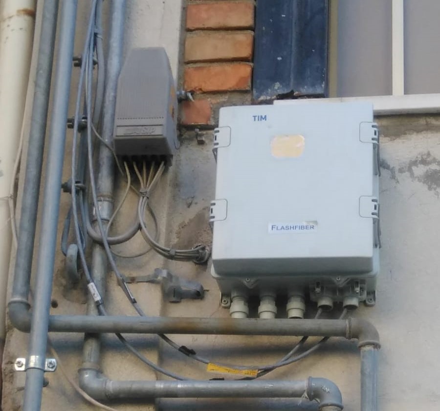 Scatola di un ROE fissata su una parete esterna di una casa