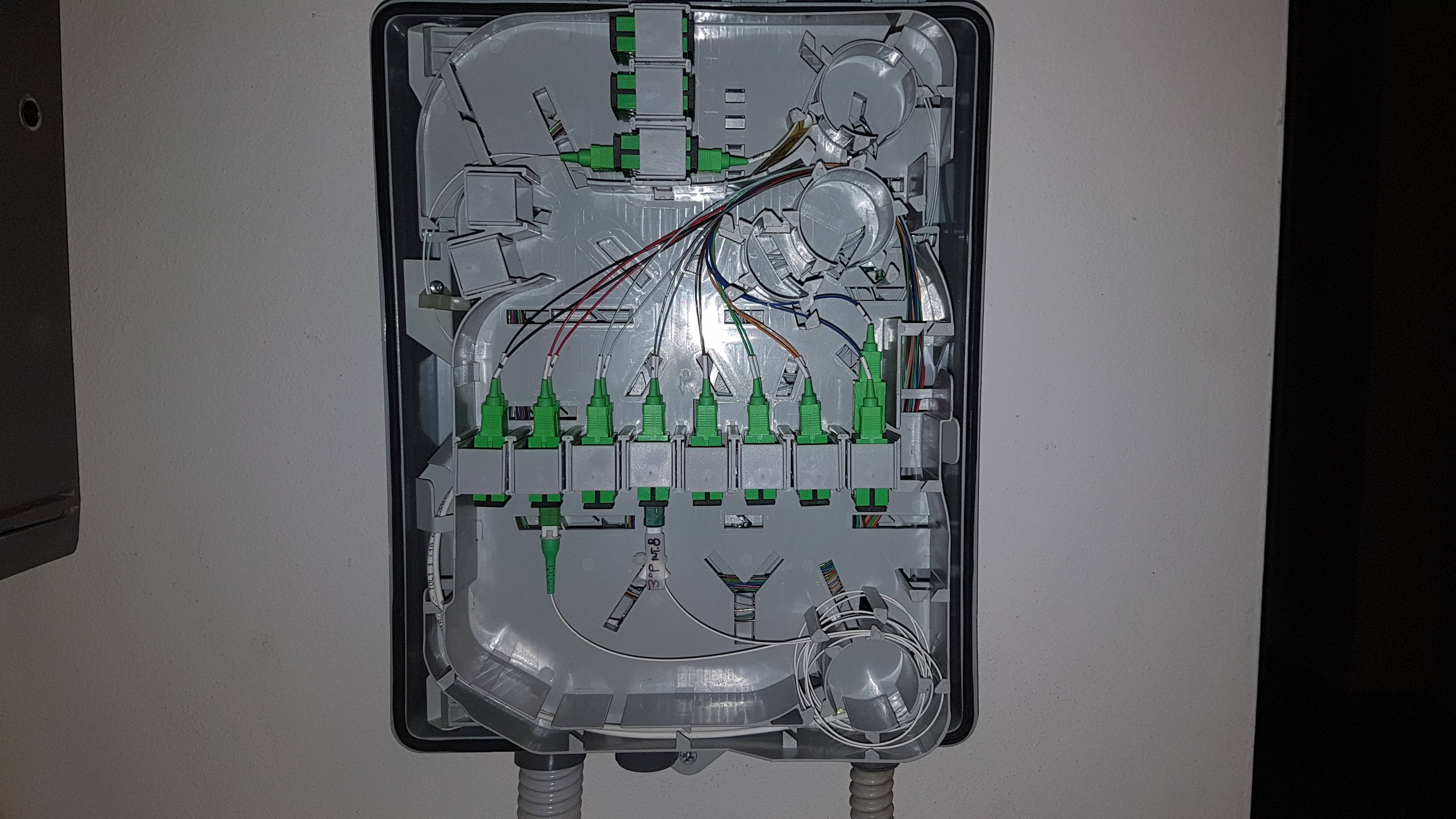 Interno di un ROE Flash Fiber che mostra i cavi delle fibre ottiche