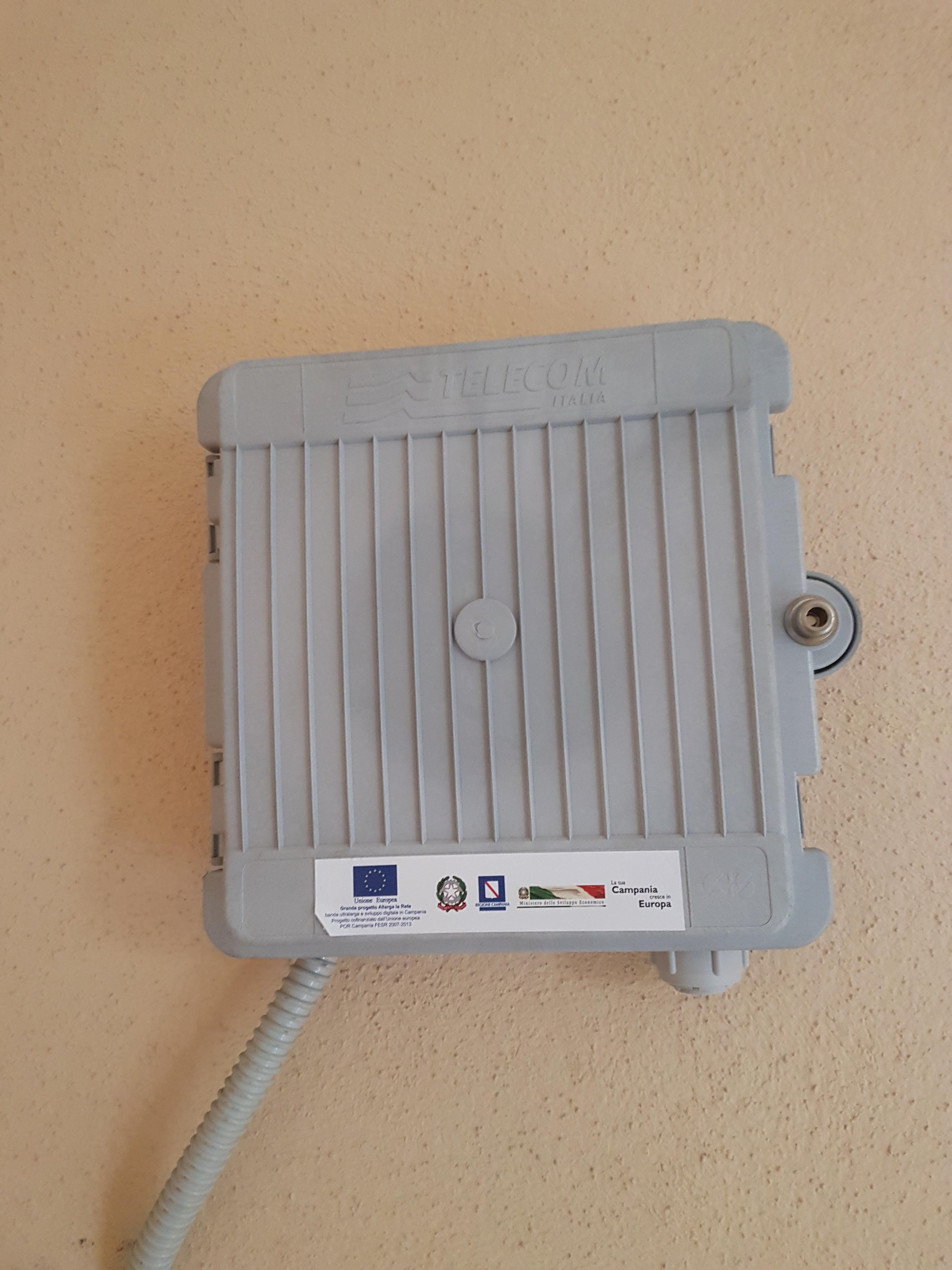 Scatola di un ROE con le etichette TIM e Eurosud, con il logo dell'unione europea